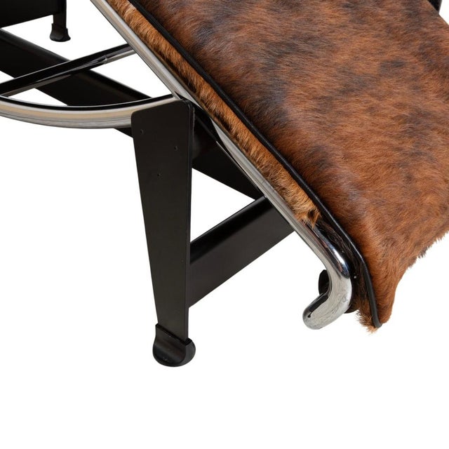 Brown LC 4 Lounger in Brown Cowhide Fur by Le Corbusier for Cassina For Sale - Image 8 of 16