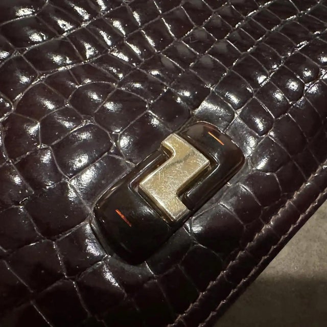 1970s Elegant Brown Embossed Leather Italian Shoulder Bag For Sale - Image 9 of 17