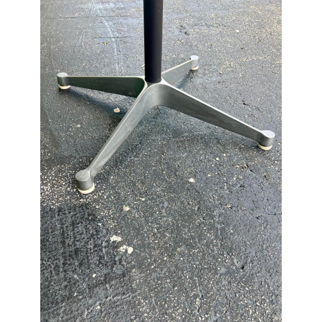 1970s Eames for Herman Miller Aluminum Group Round Contract Table For Sale In Miami - Image 6 of 6