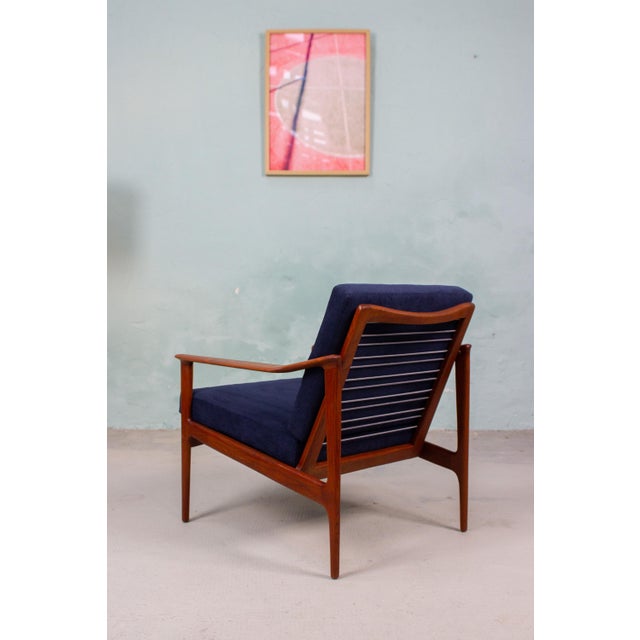 This armchair, designed by Ib Kofod Larsen, perfectly embodies the essence of Danish design from the 1960s: warm teak,...