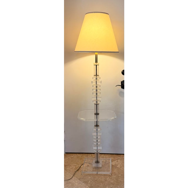1970s 1970s Hollywood Regency Stacked Lucite & Brass Floor Lamp With Built-in Table For Sale - Image 5 of 12