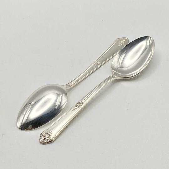 Silver 1940s Oneida Community Tudor Silverplate "Sweet Briar" 72-Piece Set (Service for 8 With Bonus Pieces and Wooden Chest) Vintage 1948 For Sale - Image 8 of 18