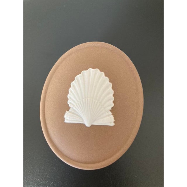 Mid 20th Century Scalloped Sea Shell Design Wedgwood Jasperware Sand Brown English Oval Jewelry Box For Sale - Image 15 of 18