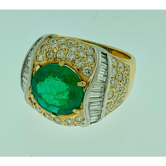 Traditional 7 Carat Round Colombian Emerald and Diamond 18 Karat Gold Ring, Estate, Unisex For Sale - Image 3 of 18