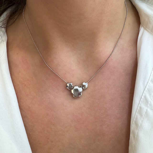 Brand: H. Stern Gender: Ladies Metal Type: 18K White Gold Length: 16.00 inches Weight: 3.23 grams One ladies 18K white...