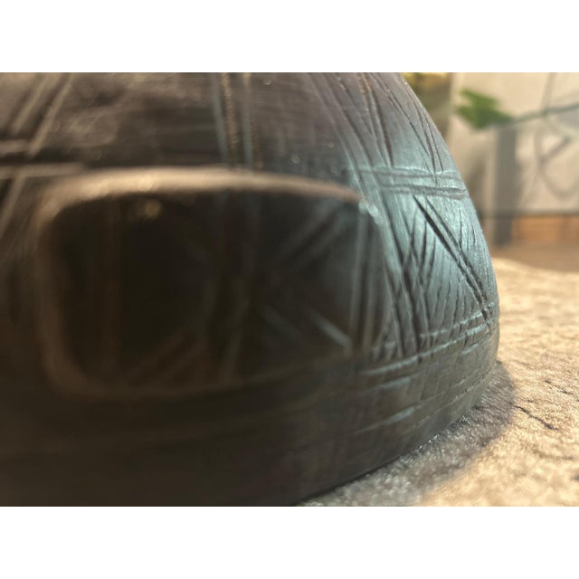 Tuareg Calabash – Handcrafted Piece from the Sahara This superb carved wooden calabash, handcrafted by Tuareg artisans,...