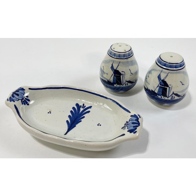 Delft Vintage Traditional Hand-Painted Delft Ceramic Salt and Pepper Shakers in Tray - 3pcs For Sale - Image 4 of 10
