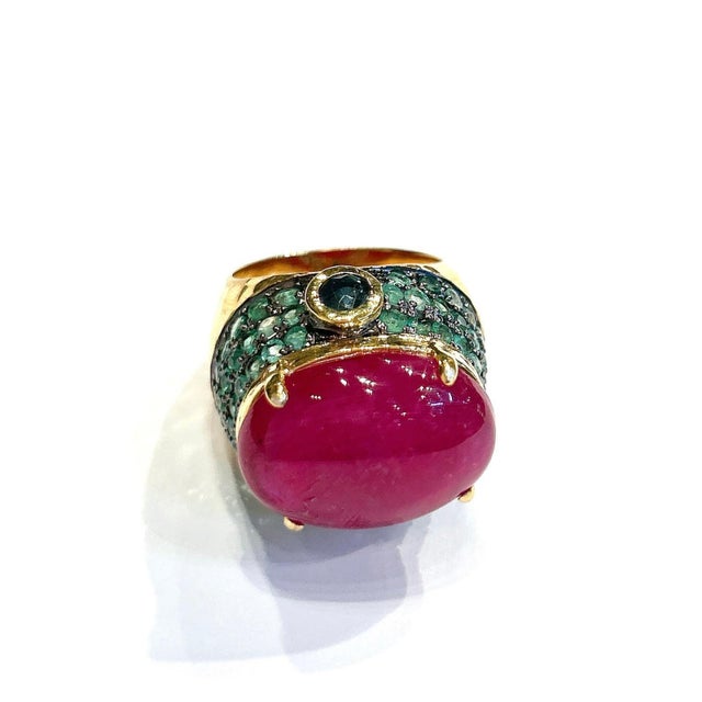 2020s Bochic “Capri” Sapphire, Green Emerlad & Red Ruby Ring Set In 18K Gold & Silver For Sale - Image 5 of 12