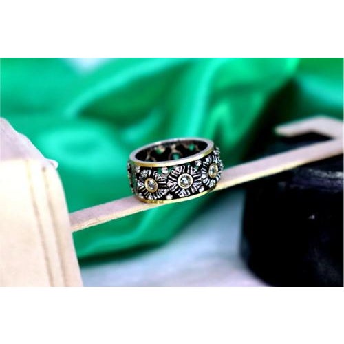 Gold and Silver Ring with Flower-Shaped Reliefs For Sale - Image 6 of 10