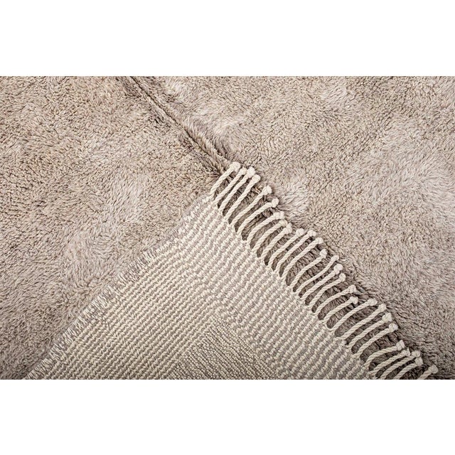 Early 21st Century Hand-Knotted Wool Rug in Light Taupe and Desert Taupe by Azele Studio For Sale - Image 5 of 11