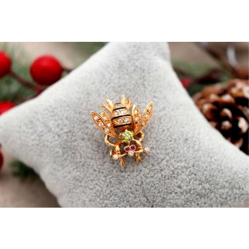 Bee Shaped Gold Brooch with Diamonds For Sale - Image 6 of 8