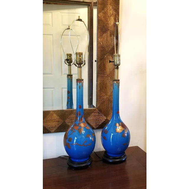 Contemporary Pair of 1950s Porcelain Lamps With Metallic Overlay Depicting Birds For Sale - Image 3 of 7