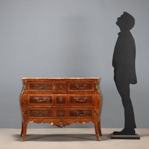 A late Baroque-style chest of drawers veneered in walnut. Double-jointed front and sides, a pair of drawers under the top,...