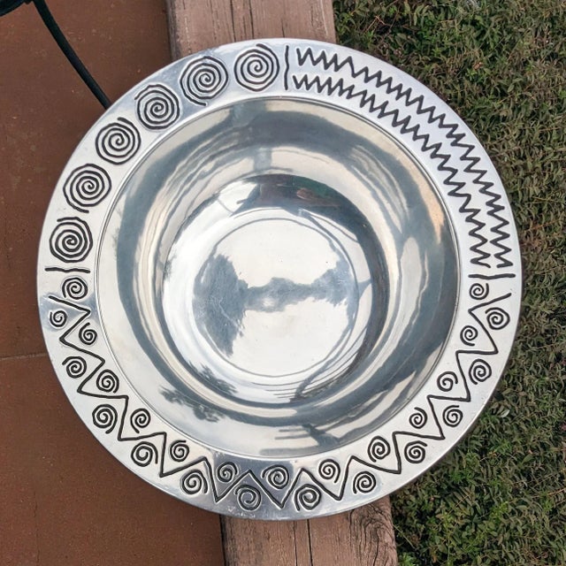 This piece takes me back to graphic patterns of the late 80s and early 90s. Measurements: 12.5" diam x 3.25" tall...