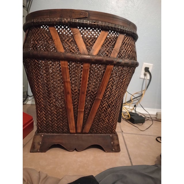 1970s Large Boho Farmhouse Grain Basket With Original Tag For Sale - Image 4 of 6