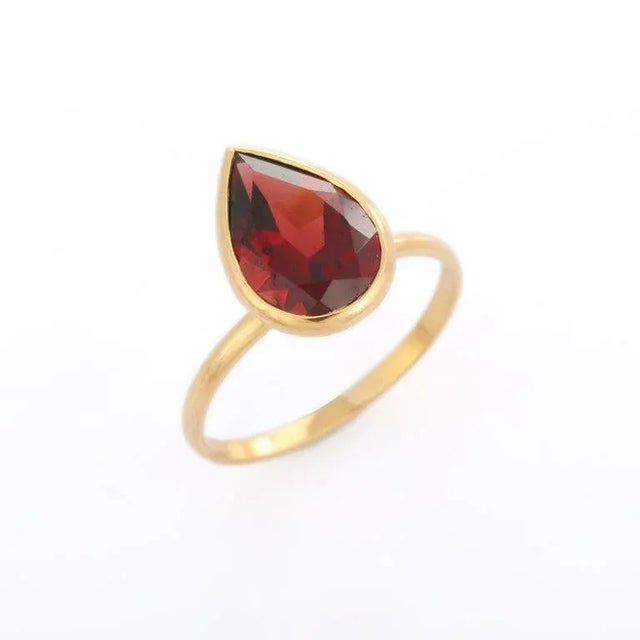 3.5 Carat Pear Cut Garnet Cocktail Ring Size 7 in 18k Yellow Gold For Sale - Image 4 of 10