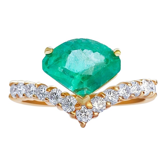 1.37 Kite Cut Curved Natural Colombian Emerald in 18k Rose Gold, Size 6.5 For Sale