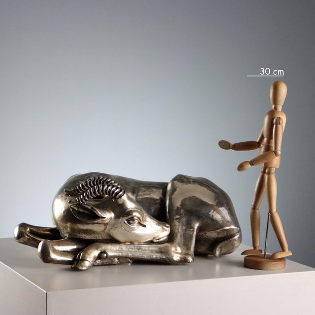 A silver-plated sculpture depicting a crouching young antelope. Engraved silver hallmarks. Net weight: 260 grams. This...