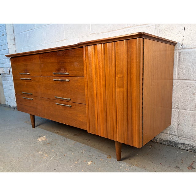 Mid-Century Modern Mid 20th Century Modern Walnut Lowboy Dresser by Young Mfg., Attributed For Sale - Image 3 of 16