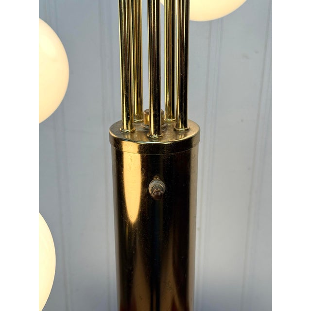1970s Vintage 1970s Hollywood Regency Waterfall Brass Orb Table Lamp For Sale - Image 5 of 8