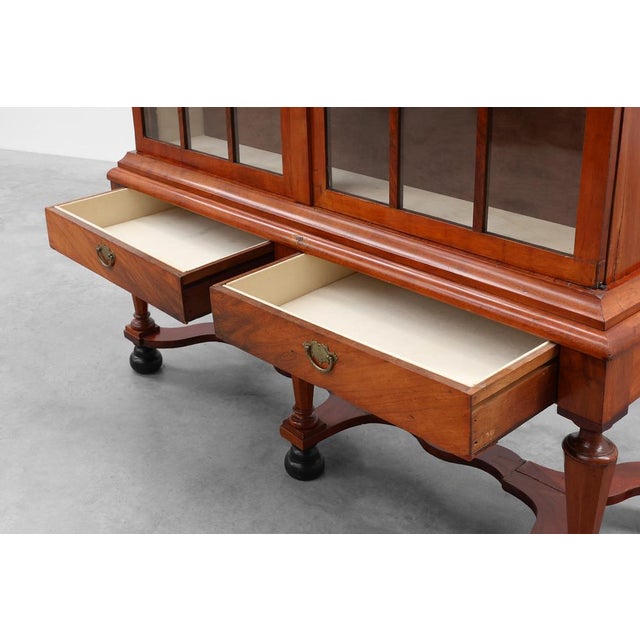 Antique William IV Style Walnut Display Cabinet, United Kingdom, 18th Century For Sale - Image 12 of 18