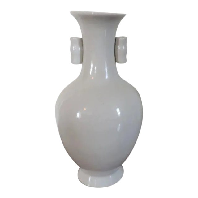 Vintage Chinese Porcelain Vase in White Blanc de Chine Glaze Art Deco Taste For Sale