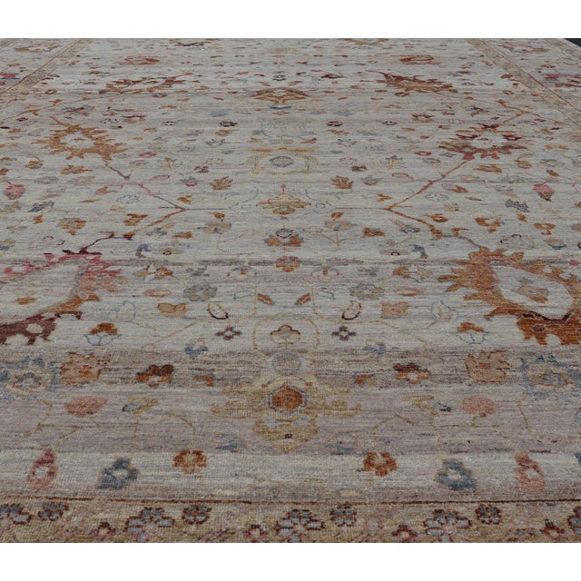 Modern Oushak Muted Rug in Earthy Tones on a Cream Background. Country of Origin: India; Type: Oushak; Design: All-Over,...