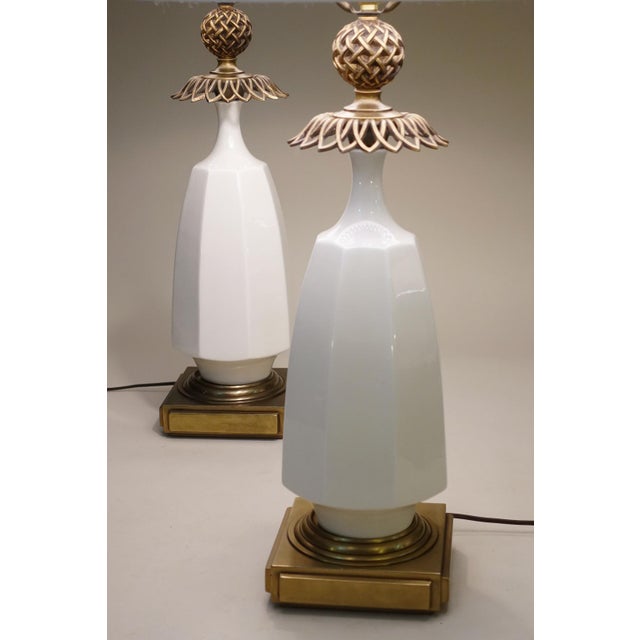 1960s 1960s Stiffel Hollywood Regency Modern Neo Classical Pineapple White Porcelain Brass Table Lamps - a Pair For Sale - Image 5 of 12