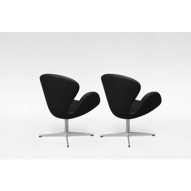 Fritz Hansen Vintage Swivel Swan Chairs in Black Leather by Arne Jacobsen for Fritz Hansen, 1950s, Set of 2 For Sale - Image 4 of 7
