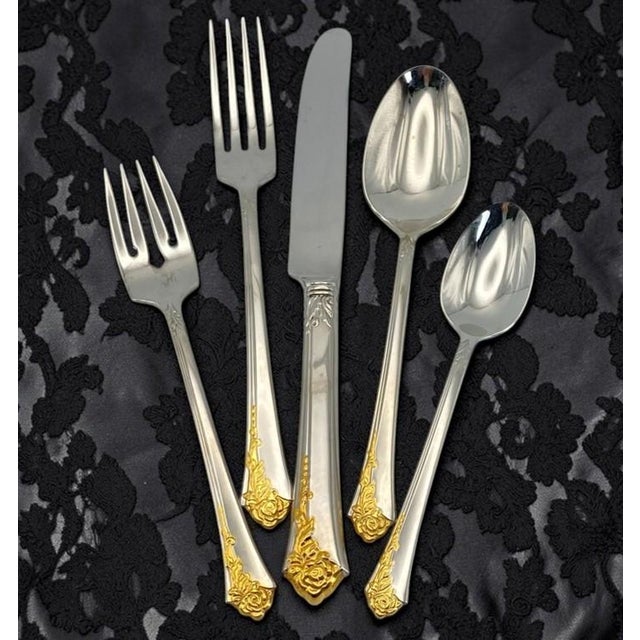 Oneida Cube Golden Damask Rose 59-Piece Set (Service for 10 + 8 Hostess PCS + Wooden Chest) Vintage Stainless Steel With Gold Accent For Sale - Image 17 of 18