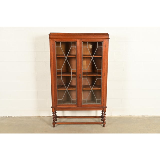 A beautiful antique English Arts & Crafts or Late Victorian bookcase or display cabinet In the manner of Stickley Brothers...