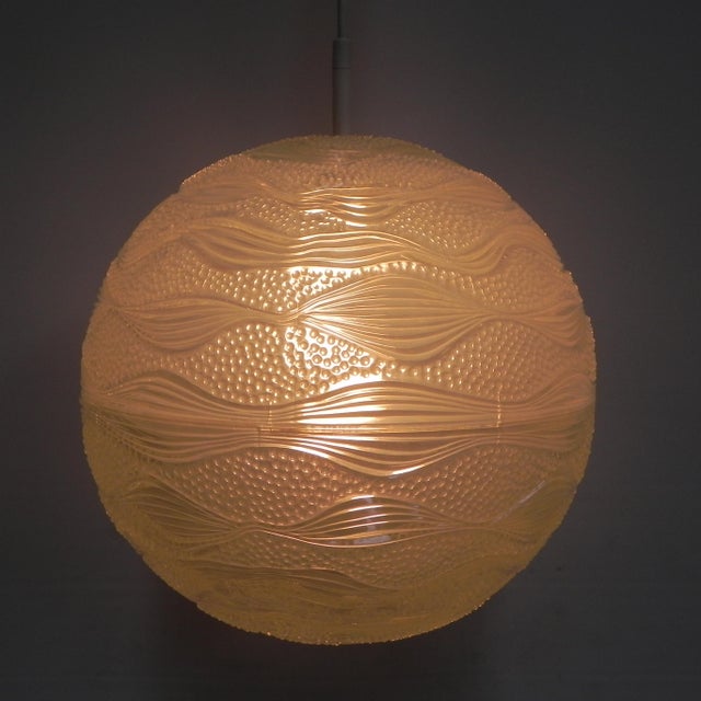 Length total: 68 cm (easy to shorten). Ø globe: 32 cm. The lamp has a wide lamp holder (E27). Origin: Belgium, 1960s....