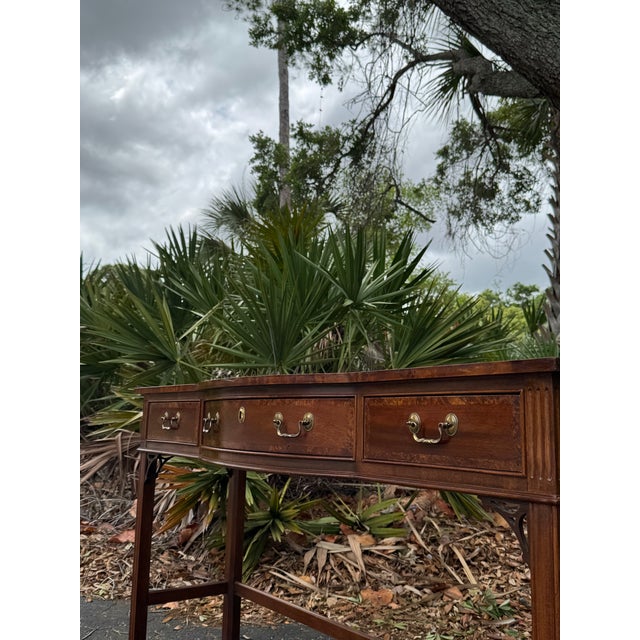 Sherrill Furniture Vintage Sherrill Mahogany Console Table With Brass Hardware | Classic Traditional Entryway or Sofa Table For Sale - Image 4 of 6