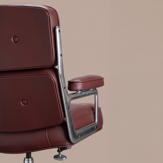 Eames Time Life Executive Chair in Original Bordeaux Leather by Herman Miller For Sale In New York - Image 6 of 12