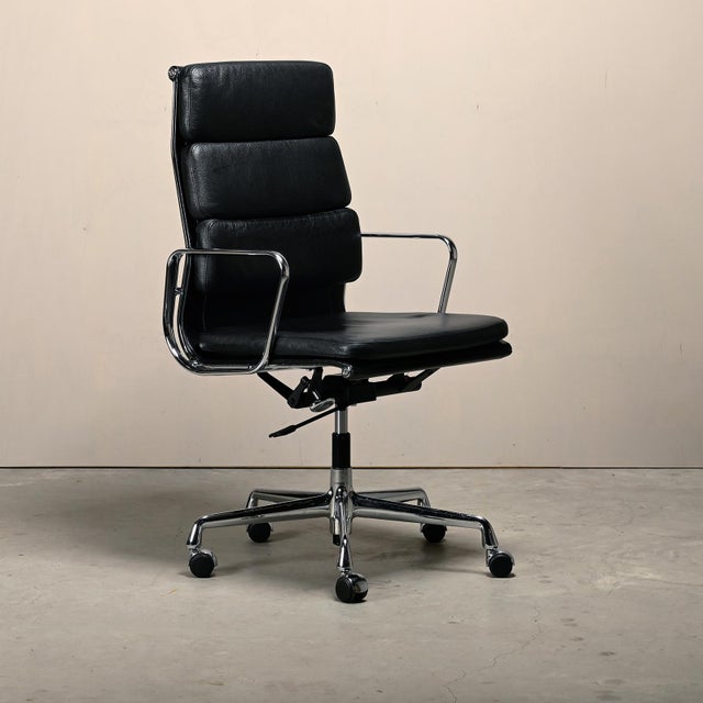 EA219 Office Chair in Chrome and Black Leather by Charles and Ray Eames for Vitra, 2010s For Sale - Image 6 of 18