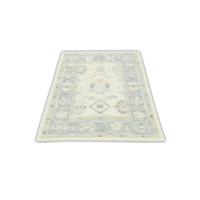 This modern Turkish Oushak rug is a stunning piece of art that has been handwoven using traditional techniques by skilled...