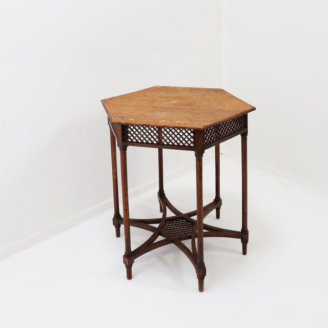 Hexagonal pedestal or side table with a trellis frame and star-shaped Antique - Decoration - 20th Measures:63x54cm H:62cm