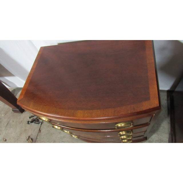 1980s Pair Thomasville Nightstands Mahogany Collection Bowfront Banded Chests For Sale - Image 6 of 10