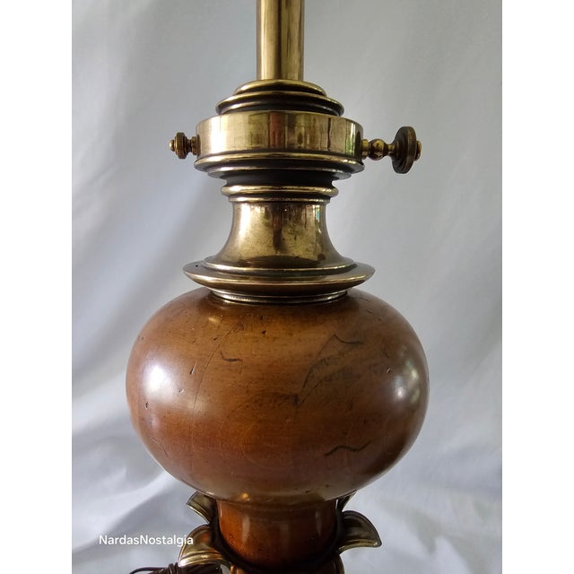 Hollywood Regency Mid 20th Hollywood Regency Style Wood and Brass Table Lamp For Sale - Image 3 of 11
