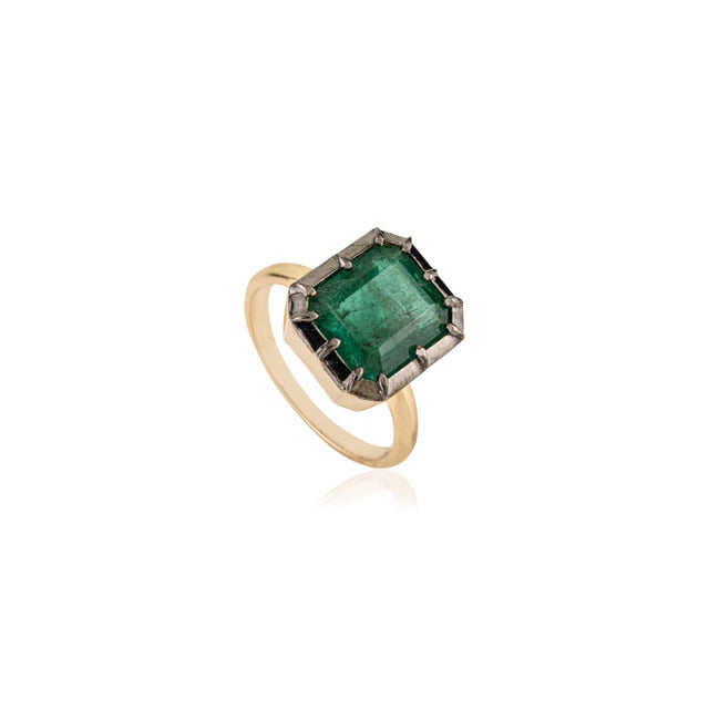 1930s Inspired Traditional 4 Carat Emerald Pinion Bezel Ring Size 5.5 in 18k Yellow Gold For Sale - Image 4 of 16