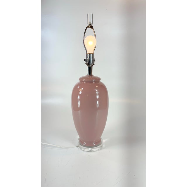 1980s Mid Century Modern Fuchsia Pink Tulip Ceramic & Lucite Table Lamp For Sale - Image 9 of 12
