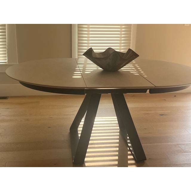 Caligaris Atlante Extendable Italian Ceramic Dining Table – 50” Round to 69” – Gray Ceramic For Sale In Providence - Image 6 of 7