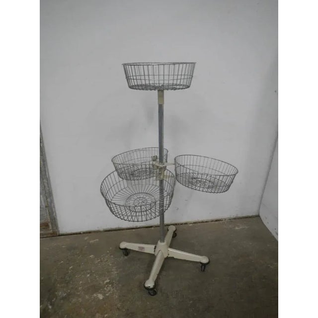 with 4 iron storage baskets of 36 cm in diameter and 13 cm high. In good condition with signs of use. In some parts the...