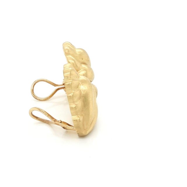 Kieselstein-Cord Vintage 18k Yellow Gold Shell Heart Huggie Earrings For Sale In Miami - Image 6 of 6
