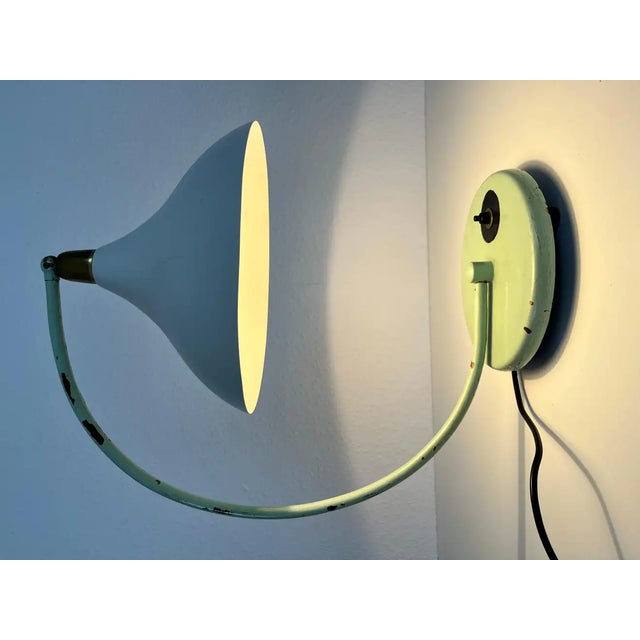 An Italian table lamp made in the 1960s. The lighting has an exceptional design. The light requires one E27 (US E26) light...