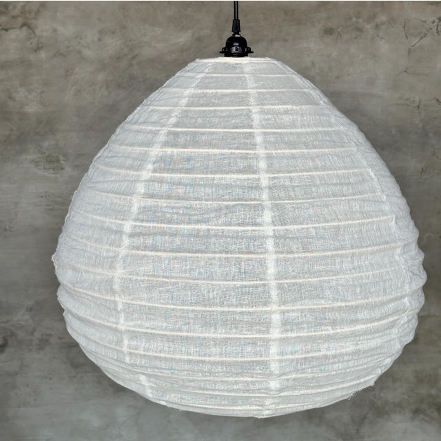 Medium-sized Japanese-style teardrop pendant light in rattan and natural linen. Beautifully handcrafted: natural rattan...