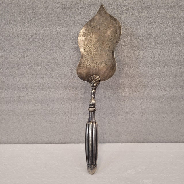 Serving Shovel with Engraved Pescador in Silver Plate, France For Sale - Image 4 of 12