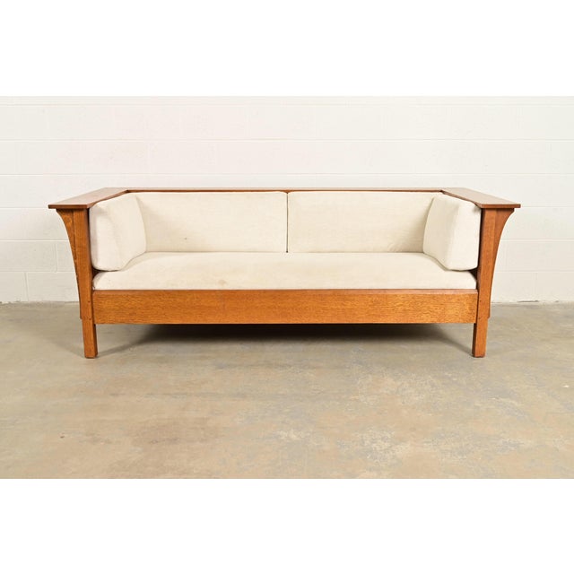 A gorgeous Mission or Arts & Crafts style Prairie settle sofa By L. & J.G. Stickley USA, Circa Late 20th Century Solid...
