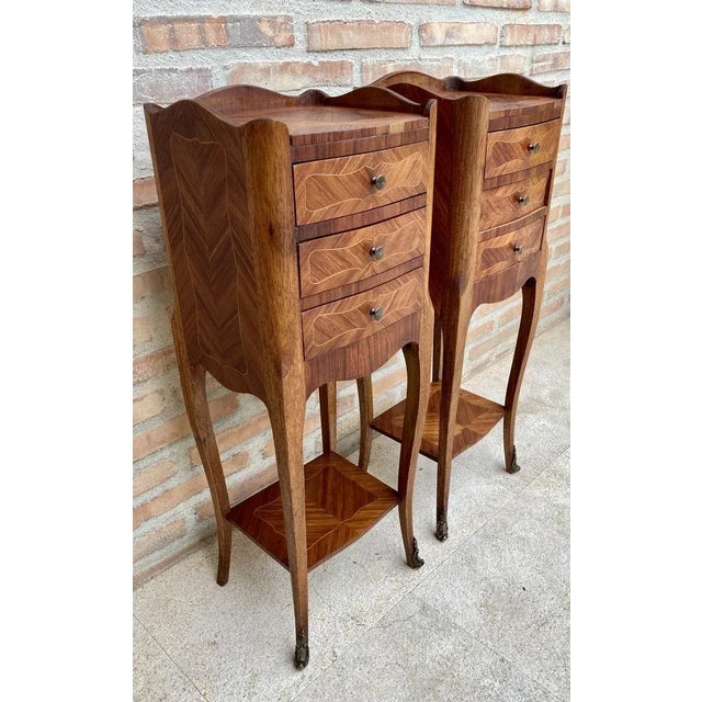 French Louis XV Style Nightstands in Walnut and Marquetry, Set of 2 For Sale - Image 9 of 18