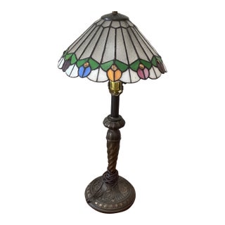 Vintage Tiffany-Style Scalloped Multicolored Stained Glass Shade and Twisted Metal Base Table Lamp For Sale
